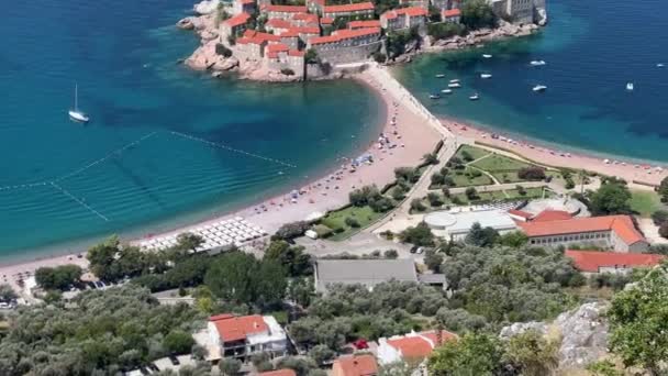 Wyspa Sveti Stefan w Zatoce Kotor w pobliżu wybrzeża kurortu. - Czarnogóra. Wysokiej jakości materiał 4k - Materiał filmowy, wideo