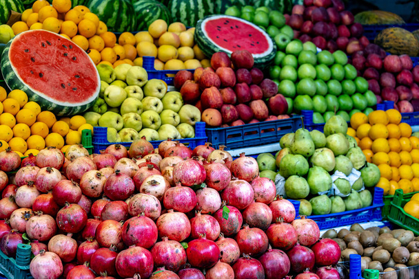 Az utcán árusított friss gyümölcsök választéka. - Fotó, kép