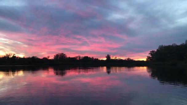 Красное закатное небо над озером - Кадры, видео