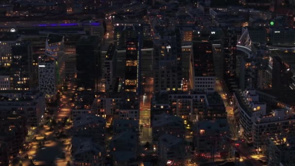 Vue aérienne des bâtiments de design moderne dans le quartier résidentiel urbain la nuit. Des lumières jaunes illuminent les rues de la ville. Oslo, Norvège. - Séquence, vidéo