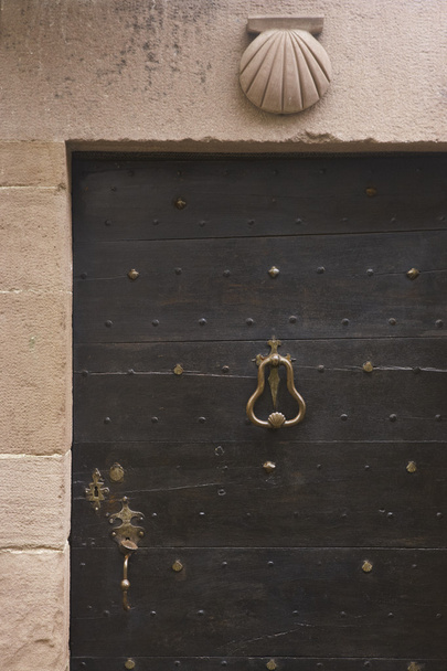 Antik fából készült ajtó Santiagos út shell szimbólum Franciaországban - Fotó, kép