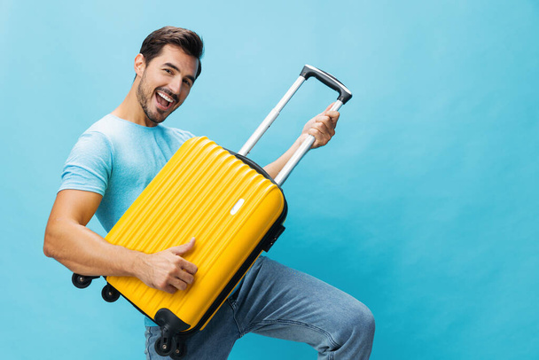 mężczyzna podróż żółty weekend styl życia bilet walizka wakacje bagaż skopiować podróż przestrzeń wycieczka tło lot facet niebieski podróżnik hipster studio bagaż wakacje szczęśliwy podróży - Zdjęcie, obraz