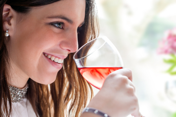 attraktive Mädchen genießen ein Glas Wein. - Foto, Bild