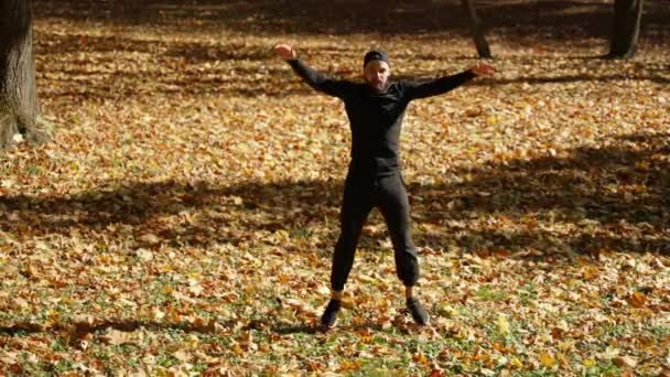 Egy fiatalember testnevelést végez és friss levegőt szív a természetben.. - Felvétel, videó