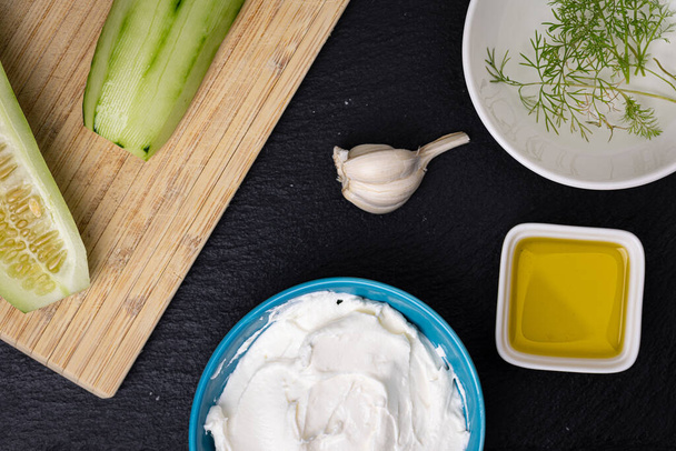 préparation de salade d'aneth de concombre avec du yaourt filtré - Photo, image