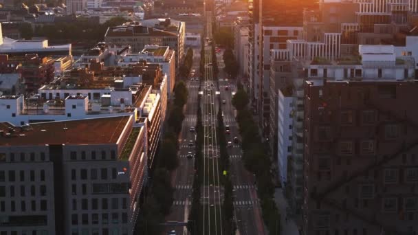Levegőereszkedő felvételek a széles sugárútról a városi negyedben. Modern multistorey apartman épületek a városban naplementekor. Oslo, Norvégia. - Felvétel, videó