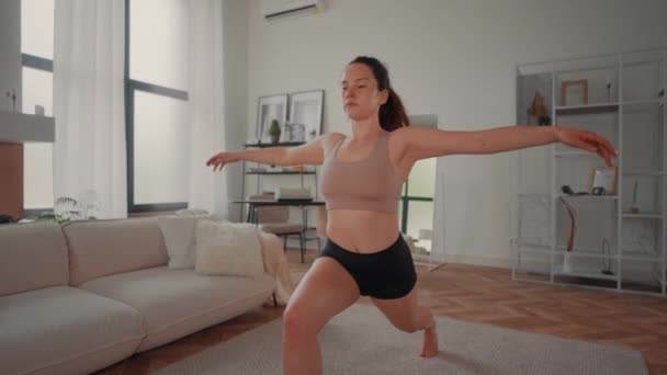 zdravý aktivní sportovní životní styl žena oblečená v activewear vlaky v obývacím pokoji jóga doma  - Záběry, video