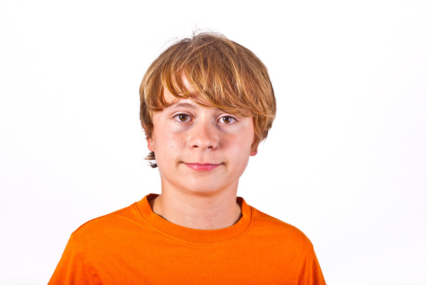 オレンジ色のシャツとかわいい男の子の肖像画 - 写真・画像