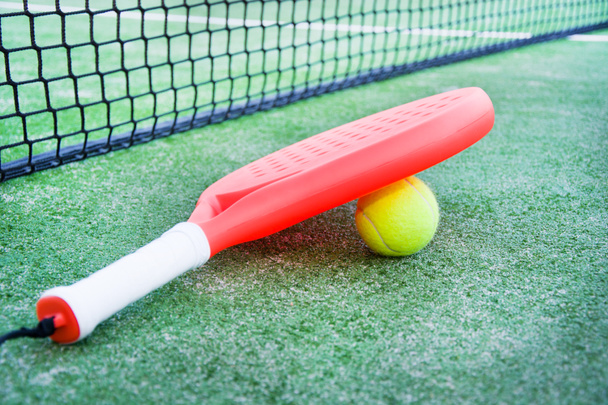 Raquette de tennis de pagaie et balle dans le champ de tennis de pagaie
 - Photo, image