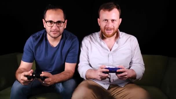 Los hombres están jugando emocionados con joysticks - Metraje, vídeo