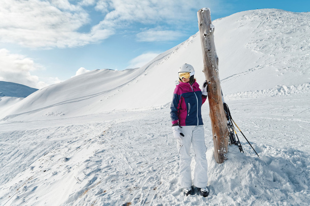 Молодая лыжница любуется потрясающим видом
 - Фото, изображение