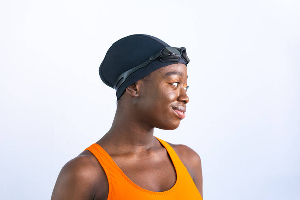 Retrato de una joven negra en traje de baño con fondo liso - Foto, imagen