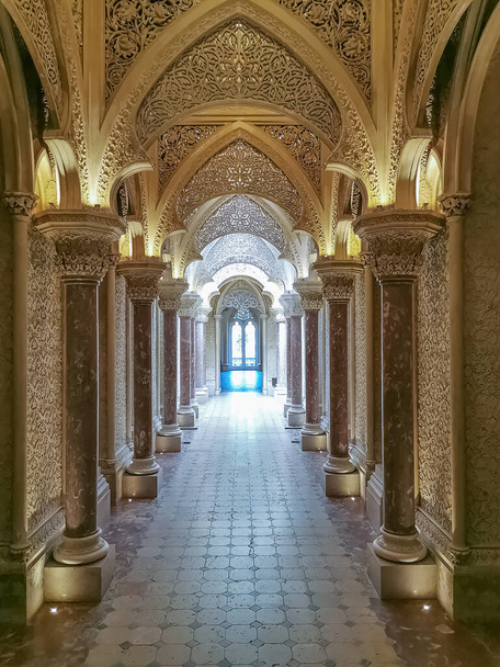 Sintra Lisbon Portugal - 04 25 2023: Pohled do interiéru na zdobenou chodbu Monserrate Palace, klenuté klenby a strop, na Sintra, tradiční letní letovisko portugalského dvora, Portugalsko - Fotografie, Obrázek