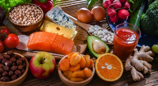 Productos alimenticios que representan la dieta nutritiva y que pueden mejorar el estado general de salud - Foto, imagen