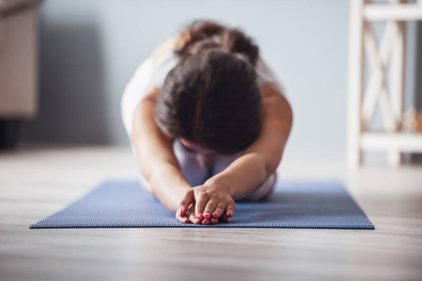 Bella ragazza sportiva sta facendo yoga a casa - Foto, immagini