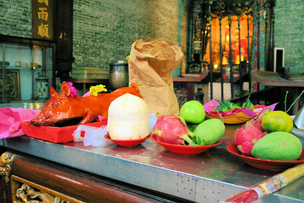 Offerte a Pagoda cinese per il nuovo anno, Ho Chi Minh city, Vietnam
 - Foto, immagini