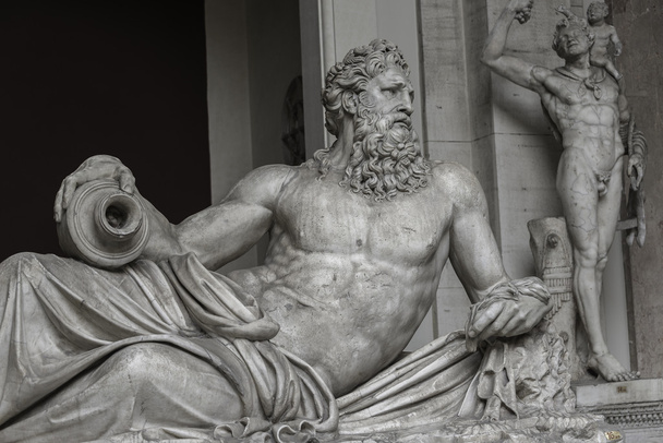 Статуя Нептуна в Капитолие, Рим, Италия
 - Фото, изображение