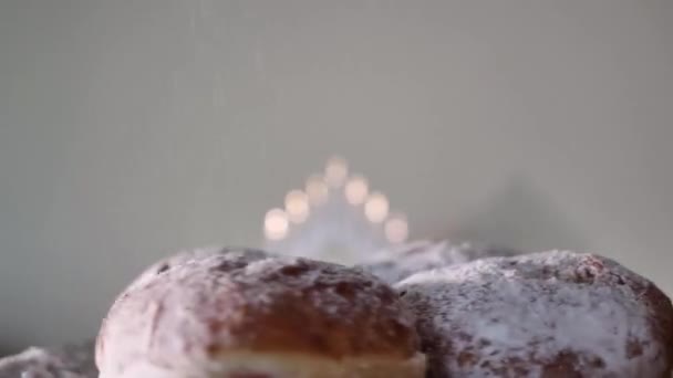 Sladké koblihy s práškovým cukrem na svátky Happy Chanuka. Tradiční židovské jídlo. Detailní záběr, Otočí - Záběry, video