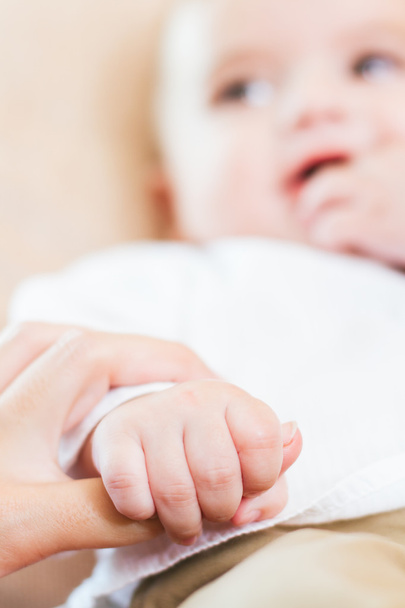 Baby holding mother's hand - Zdjęcie, obraz