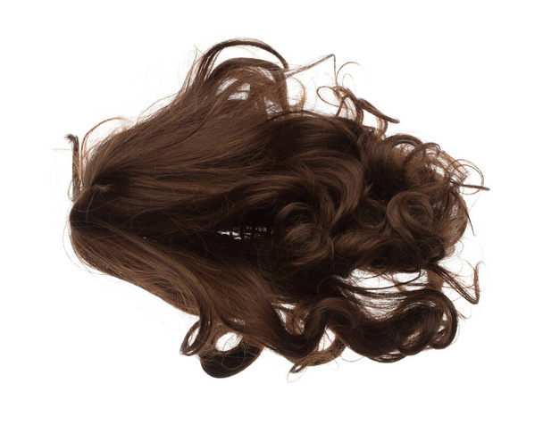 Άνεμος φυσάει μακριά κυματιστή μπούκλα περούκα μαλλιά στυλ μύγα πτώση. Καφέ γυναίκα περούκα μαλλιά επιπλέουν στον αέρα. Σγουρά κυματιστά καστανά μαλλιά περούκα άνεμος φυσάει σύννεφο ρίξει. Λευκό φόντο απομονωμένη κίνηση λεπτομέρεια - Φωτογραφία, εικόνα