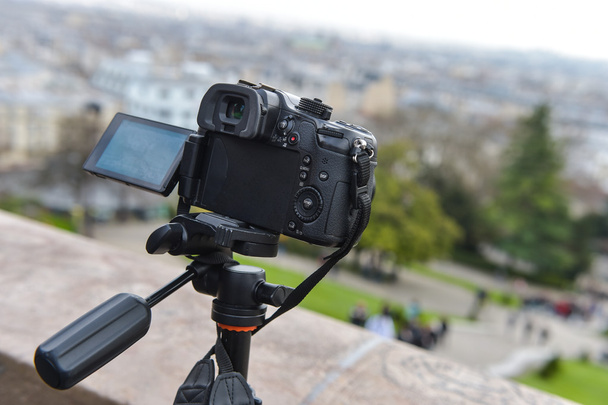 цифрова камера на тринозі
 - Фото, зображення