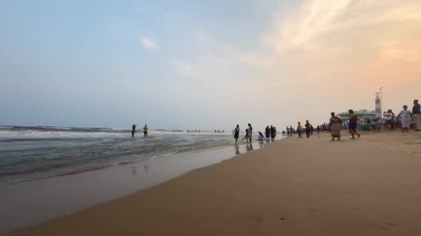 Gopalpur, Odisha, Hindistan 2 Nisan 2022 Gopalpur sahili yakınlarındaki Gopalpur sanatını seviyorum, Odisha, Hindistan. - Video, Çekim
