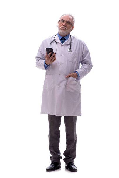 Vieux médecin isolé sur blanc - Photo, image