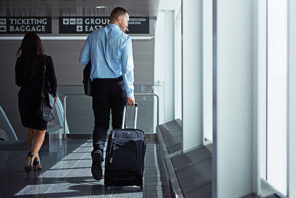 Csarnok, sétáló vagy hátsó üzletemberek a repülőtéren bőrönddel, poggyász vagy poggyász a vállalati utazás. Gondolkodó, repülő vagy vállalati munkavállalók a lobbyban a nemzetközi utazással kapcsolatos globális utazáson együtt. - Fotó, kép