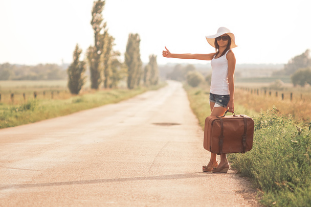 κορίτσι ταξιδιώτης με βαλίτσα - Φωτογραφία, εικόνα