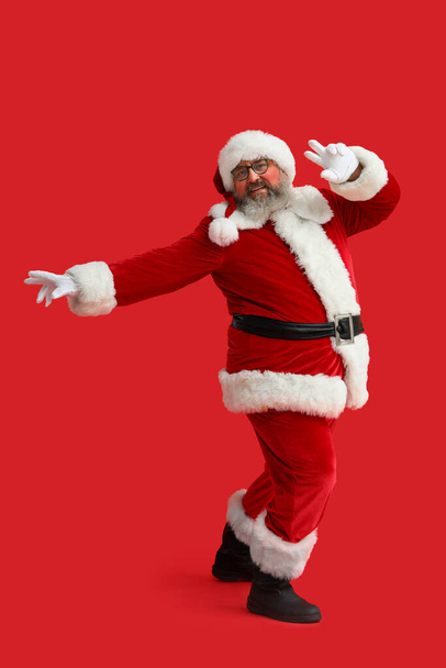 Taniec Santa Claus na czerwonym tle - Zdjęcie, obraz