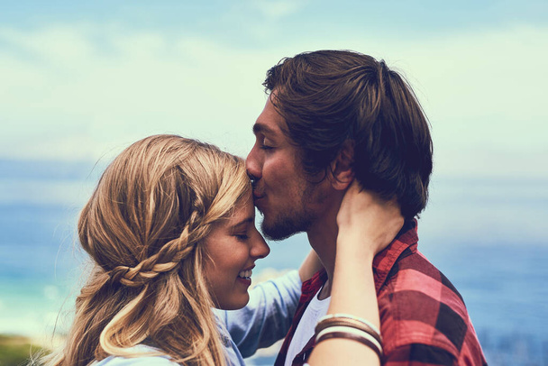 Beijos para mostrar que a ama. um jovem casal afetuoso desfrutando de uma caminhada nas montanhas - Foto, Imagem