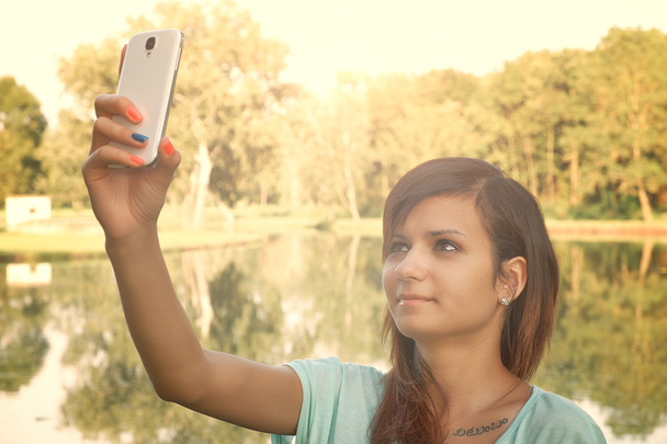 süßes Mädchen machen Selfie - Foto, Bild