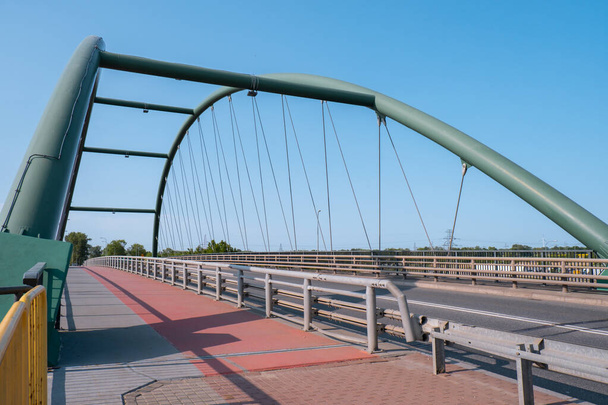 Híd Gdanskban, Lengyelországban. Két sor gyalogosoknak és motorosoknak. Üres híd, nincs ember, nincs autó Gdanskban Lengyelország - Fotó, kép