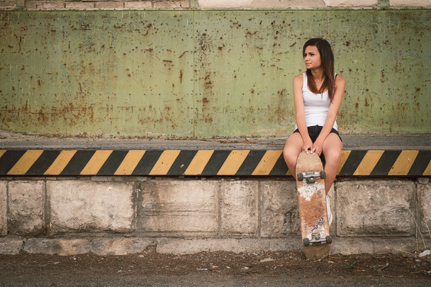 Hermosa chica patinadora
 - Foto, Imagen