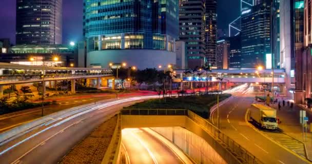 Straßenverkehr in Hongkong in der Nacht. Bürohochhäuser und reger Verkehr auf der Autobahn mit verschwommenen Autospuren. Hong Kong, China. Kamera zoomt Effekt heraus - Filmmaterial, Video