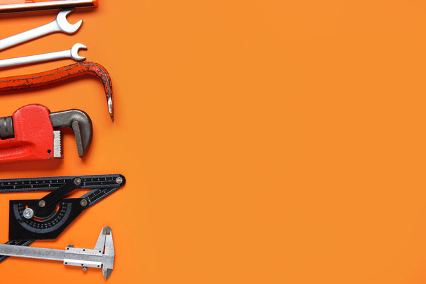 Комплект строительных инструментов на оранжевом фоне - Фото, изображение