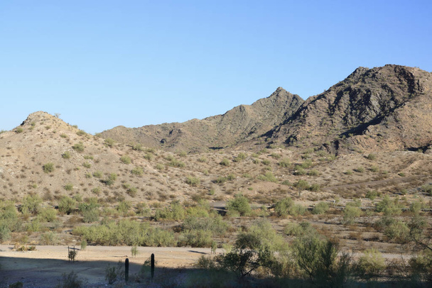 Álomszerű Döntetlen hegyi sivatag rezervátum szennyeződés túraútvonalak és kövezett utak fut végig egy családbarát szabadidős terület metró Phoenix, AZ - Fotó, kép
