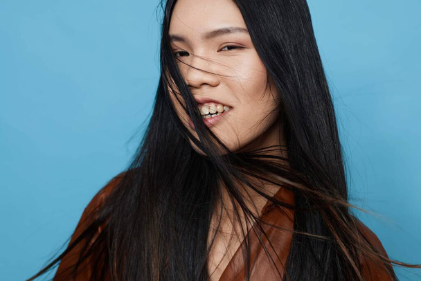 Hymyile nainen onnellinen kauneus elämäntapa sininen japanilainen houkutteleva pitkä kasvot iloa nainen muotokuva iloinen korealainen aasialainen muoti liike tyttö studio söpö tausta hiukset luottavainen trendikäs - Valokuva, kuva