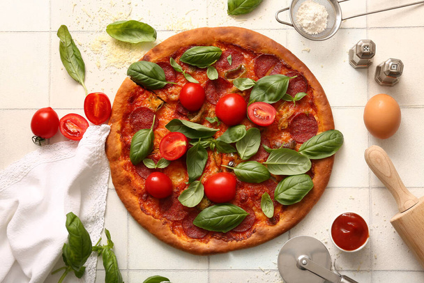Смачна піца Пепероні з помідорами та базиліком на фоні білої плитки - Фото, зображення
