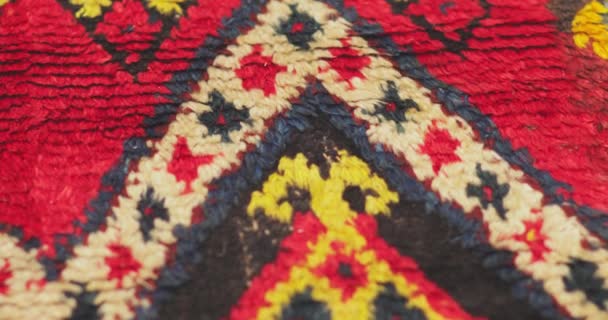 Primer plano de ornamento y patrones de alfombras de Samarcanda, Uzbekistán. Hecho de acuerdo con la tecnología clásica. - Imágenes, Vídeo