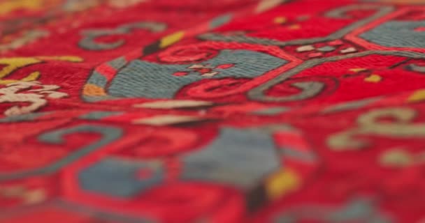 Un plan detallado de alfombras hechas a mano Samarcanda hechas de acuerdo con la tecnología clásica antigua. Primer plano, Uzbekistán. - Imágenes, Vídeo