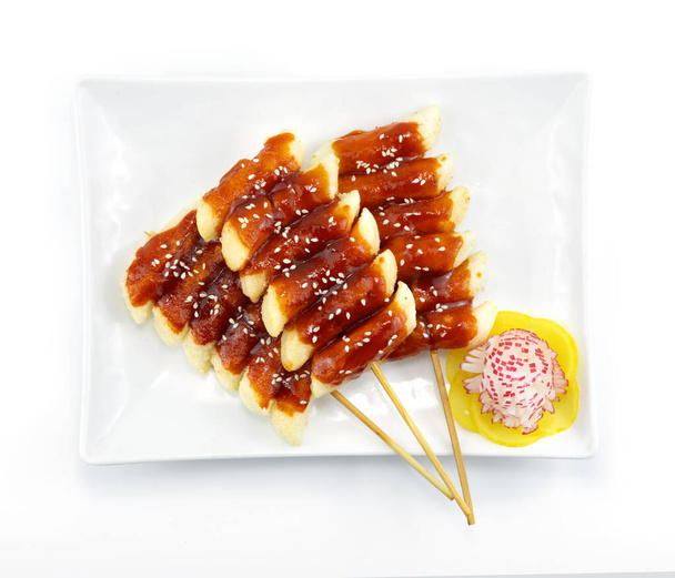 Deep fried Tteokbokki met Sauce Rice Cake stick Koreaanse keuken topview - Foto, afbeelding