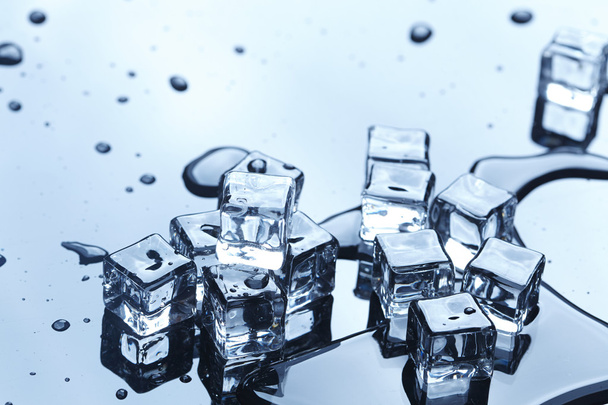 Cubi di ghiaccio bagnati
 - Foto, immagini