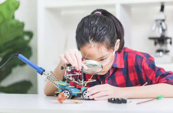 Asiatische Mädchen bauen Roboterautos, Kinder lernen Roboterfahrzeuge zu programmieren - Foto, Bild