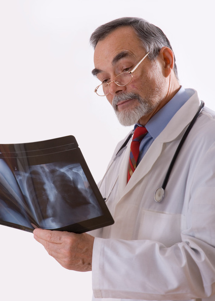 Doctor looking at an xray - Foto, immagini