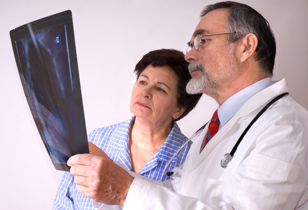 Doctor explaining x-ray results to patient - Φωτογραφία, εικόνα