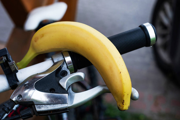 自転車のハンドルバーに イエローバナを熟した。 ワークアウトと適切な栄養 - 写真・画像