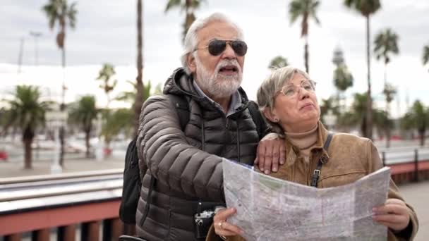Ευτυχισμένο ηλικιωμένο ζευγάρι απολαμβάνοντας συνταξιοδότηση τουριστικό ταξίδι, επίσκεψη στην πόλη για τις χειμερινές διακοπές - Πλάνα, βίντεο