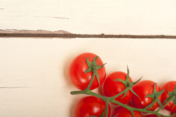 fresh cherry tomatoes on a cluster - Zdjęcie, obraz