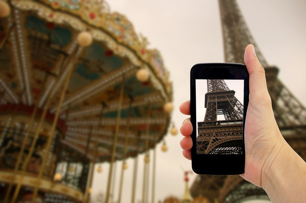 Podróżować pojęcie - turystyczny biorąc zdjęcia wieży Eiffla w Paryżu - Zdjęcie, obraz